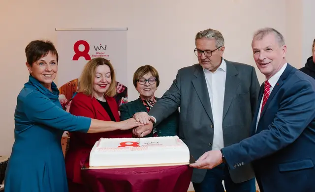 Zum 80. Geburtstag der Wiener Sozialdienste wurde eine neue Einrichtung eröffnet. Am Bild v.l.n.r.: Gisela Kersting-Kristof, Geschäftsführerin Wiener Sozialdienste, Anita Bauer, Geschäftsführerin Fonds Soziales Wien, Gabriele Votava, Präsidentin der Wiener Sozialdienste, Peter Hacker (SPÖ) und Karl Gasta,  Bezirksvorsteher-Stv. Donaustadt. | Foto: Julia Dragosits