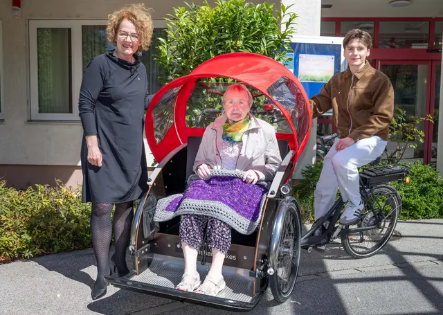 Foto: v.l.n.r.: LR Christiane Teschl-Hofmeister, Bewohnerin Helga Merl, Mathis Bazata (FSJ Teilnehmer) | Foto: NLK Khittl
