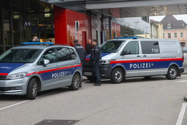 Aufgrund einer Drohung wurde der Welser Hauptbahnhof durch ein Großaufgebot der Polizei am 16. April komplett geräumt. | Foto: laumat.at