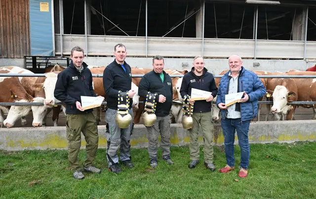 Tierzuchtlehrer Jürgen Schwarz mit den Stallmitarbeiter Johannes Pichler, Johannes Gallei und Christoph Ungerhofer sowie Abteilungsvorstand Hans Rigler. | Foto: Jürgen Mück