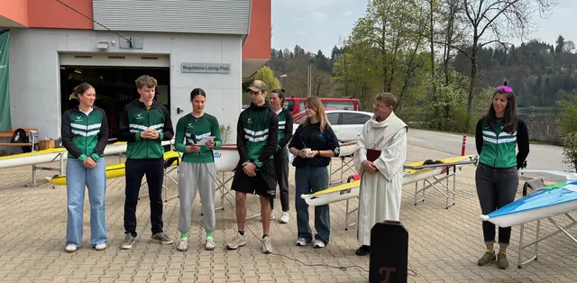 Diakon Bernhard Wrienz segnete die neuen Boote, junge Mitglieder des Ruder-Teams sprachen die Fürbitten. | Foto: MeinBezirk.at/Petra Lammer