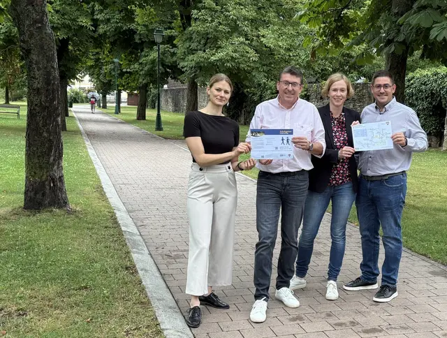 Bei der Einführung der Gehzeit.Karte im vergangenen Sommer: v.l.n.r.: Mobilitätsmanagerin Isabella Grosinger, BGM Karl Kager, STR Mario Tanzler, Leiterin ÖA Wibke Strahl-Naderer Copyright: NÖ.Regional | Foto: NÖ.Regional