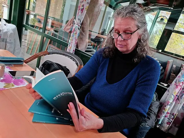 Autorin Karin Klug mit ihrem aktuellen Lyrikband.