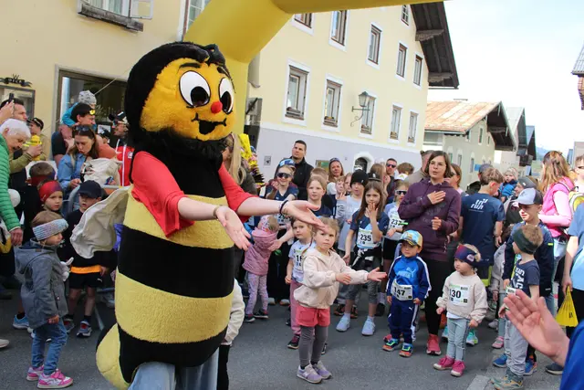 Beim Aufwärmen mit den Nachwuchsläufern. | Foto: OK-TEAM Marktlauf Taxenbach