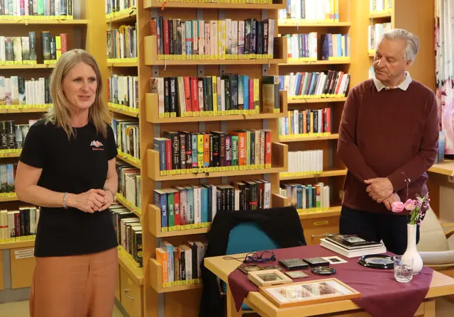Die Leiterin der Bibliothek Haiming Claudia Raich führte durch den Abend.  | Foto: Tatschl