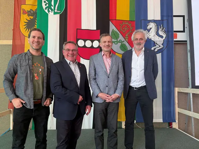 Biologe Michael Plank, Bürgermeister Johann Prillhofer, Psychologe und Dozent Gerhard Blasche und Energieagentur-Geschäftsführer Franz Angerer beim Informationsnachmittag in Neukirchen. | Foto: Alois Pröll/Gemeinde Neukirchen