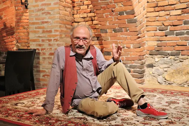 Hans-Peter Ertler feiert mit einer Vernissage zur Tea-Time seinen 80. Geburtstag. | Foto: Edith Ertl
