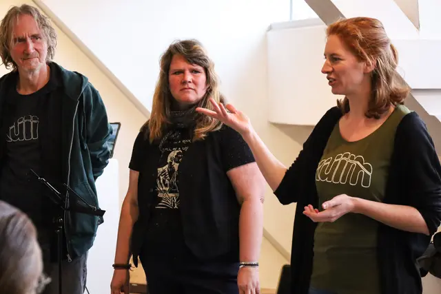 Sarah Kulmer, Kassierin und Schriftführerin, am Wort. Daneben die Obmann-Stellvertreterin Daniela Monika Schlager und Obmann Christian Strassegger  | Foto: Kulturverein Kulm