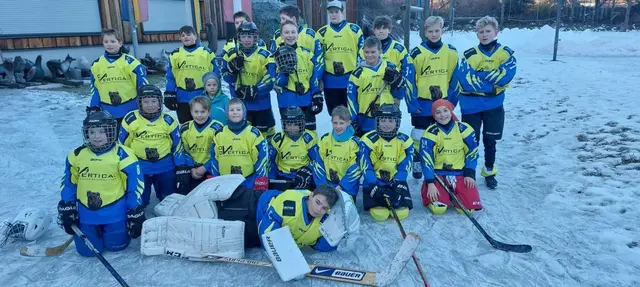 Die Jugend-Eishockeygruppe des Alpenvereins Obergailtal-Lesachtal bei einer Trainingseinheit – voller Einsatz, Teamgeist und Begeisterung auf dem Eis. | Foto: Alpenverein Obergailtal Lesachtal