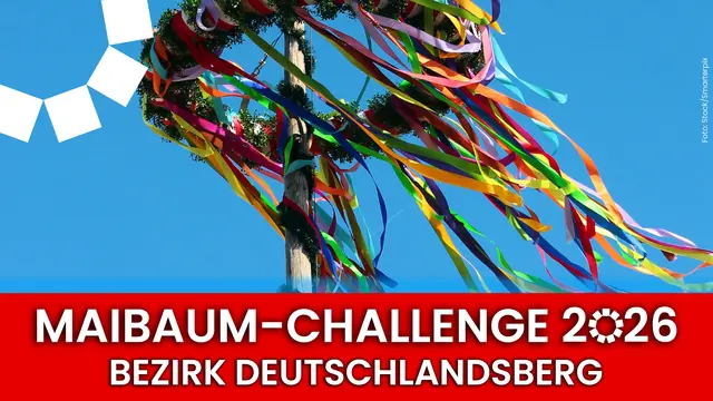 Maibaum mit bunten Bändern als Frühlingssymbol und Zeichen des gelebten Brauchtums in den steirischen Gemeinden.
