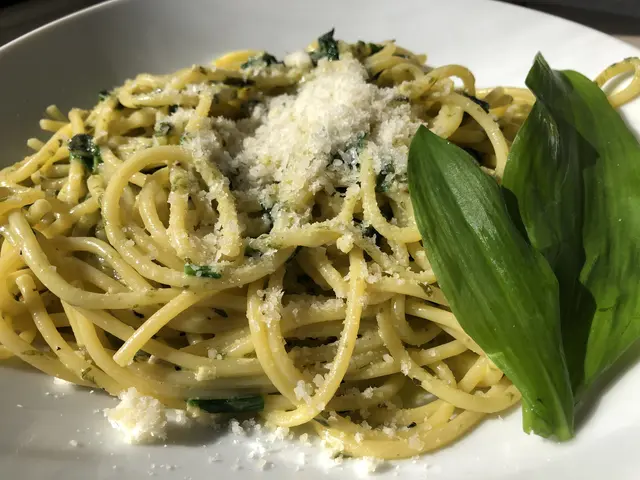 Bärlauch-Pasta: schnell und einfach lassen sich die Bärlauch-Nudeln zaubern. Man kocht Nudeln (man kann auch Bandnudeln oder Makkaroni verwenden) und gibt sie in eine Pfanne mit Olivenöl und geschnittenem Bärlauch. Wer mag, kann etwas Pesto dazugeben. Salz, Pfeffer dazu – fertig. | Foto: sm