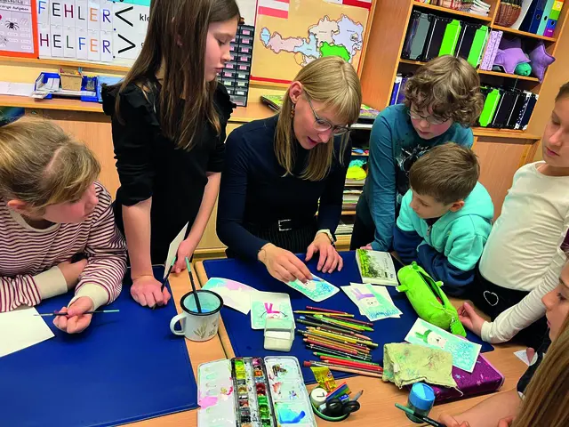 Kordula Brenner ist Kinderbuchillustratorin und hier zu Besuch in der VS Greinbach. | Foto: Gemeinde