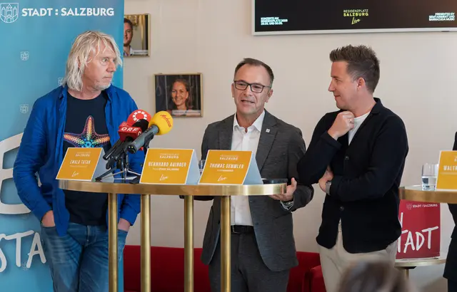 Stellten das Programm zu den Residenzplatzkonzerten vor. Im Bild: Ewald Tatar (Barracuda Music), Bürgermeister Bernhard Auinger, Thomas Semmler (Semtainment-GF) | Foto: Stadt Salzburg / Alexander Killer
