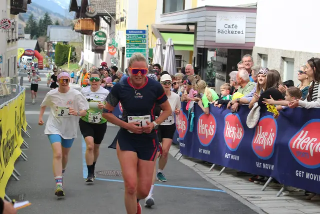 Die Damen beim Marktlauf in Aktion. | Foto: OK-TEAM Marktlauf Taxenbach