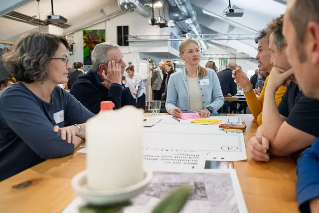 Zahlreiche Bürgerinnen und Bürger nutzten die Gelegenheit, sich über die geplanten Entwicklungen zu informieren, Fragen zu stellen und eigene Anregungen einzubringen. | Foto: Stadt Salzburg/Alexander Killer