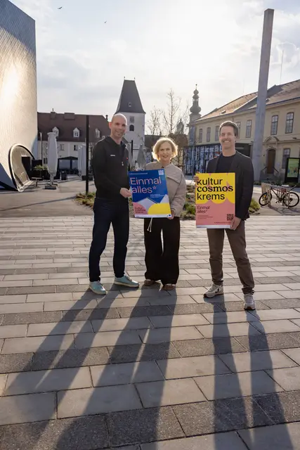 Stellen die neue Online-Plattform „Kultur Cosmos Krems“ vor: 
v.li.n.re.: Kulturamtsleiter Gregor Kremser, Bereichsleiterin Doris Denk (beide Magistrat Krems) sowie Geschäftsführer Michael Wagner von der LEADER-Region Wachau-Dunkelsteinerwald | Foto: Pamela Schmatz