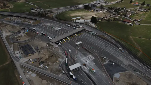 Die Hauptmautstelle Lungau auf der A10 Tauernautobahn bei St. Michael wird derzeit durch die Autobahnen- und Schnellstraßen-Finanzierungs-Aktiengesellschaft (ASFINAG) komplett neu errichtet. Wie diese am Donnerstag, 16. April 2026, informierte, seien Über die vergangenen Wochen die Arbeiten neben der Autobahn gelaufen, ab sofort sei auch die Hauptfahrbahn betroffen. | Foto: ASFINAG