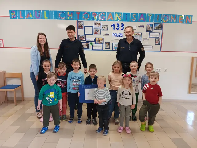 Die Kinder freuten sich mit Kindergartenleiterin Tanja Hatschka über spannende Einblicke in den Berufsalltag der Laaer Polizisten – natürlich durfte auch ein gemeinsames Erinnerungsfoto nicht fehlen. | Foto: Stadtgemeinde Laa