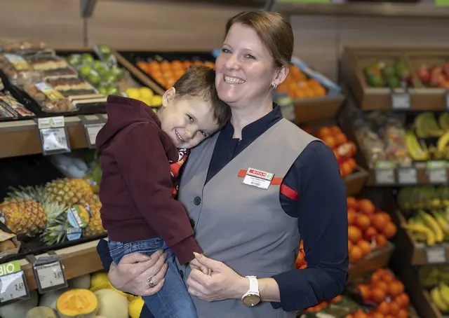 Bernadette Pernhofer ist eine von 22 weiblichen SPAR-Marktleitungen im Bundesland Salzburg und kann Beruf und Familie gut vereinbaren. Im Bild mit Sohn David. | Foto: SPAR