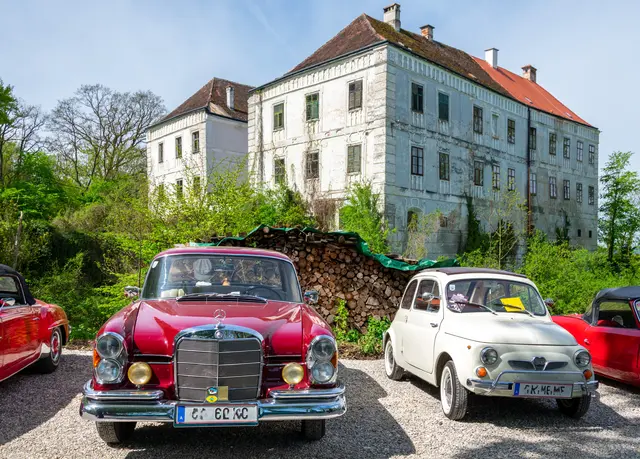 Zahlreiche Oldtimer werden vor dem Schloss präsentiert. | Foto: A. Friedl
