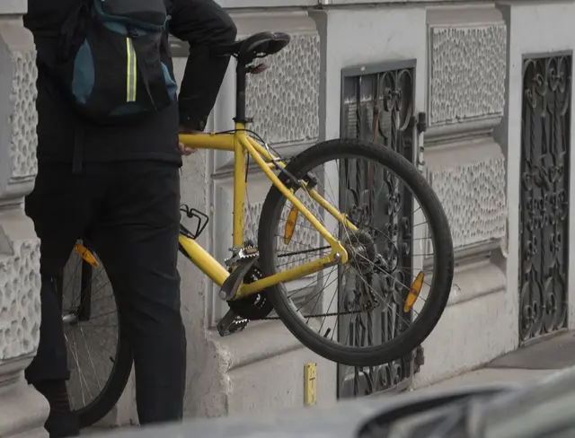 Unbekannte Täter entwendeten drei hochwertige Fahrräder aus Kellerabteilen in Innsbruck und verursachten hohen Sachschaden. | Foto: smarterpix (Symbolbild)