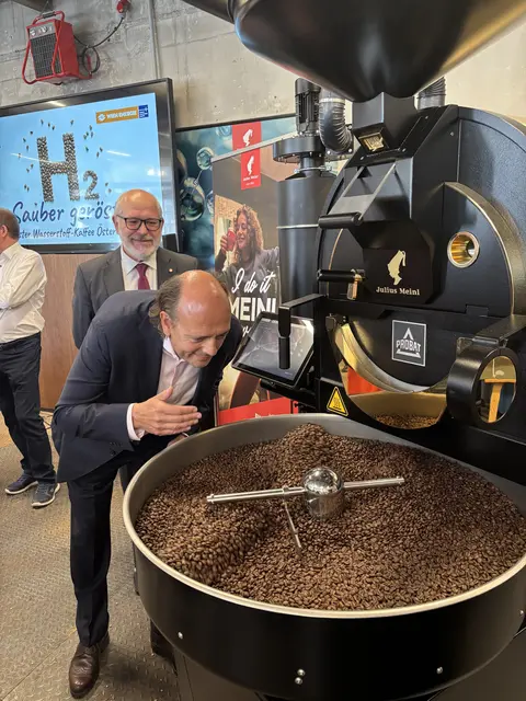 Energie- und Klimasprecher Stefan Gara (Neos) überzeugt sich von Duft des frisch gerösteten Öko-Kaffees.  | Foto: Lukas Ipirotis/MeinBezirk