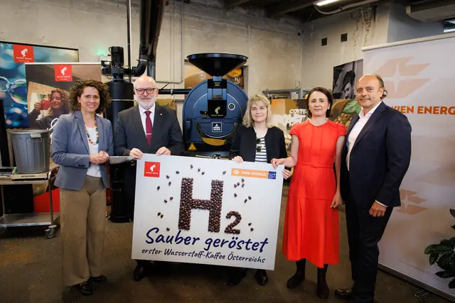 (vlnr) Christina Meinl, Vice President Group Strategy,  Omar Al-Rawi, Vorsitzender des Ausschusses für Stadtentwicklung, Mobilität und Wiener Stadtwerke, Bezirksvorsteherein Stefanie Lamp (SPÖ),  Alma Kahler, Geschäftsführerin Wien Energie und Energie- und Klimasprecher Stefan Gara (Neos) neben der Öko-Maschine.  | Foto: Wien Energie/Max Kropitz
