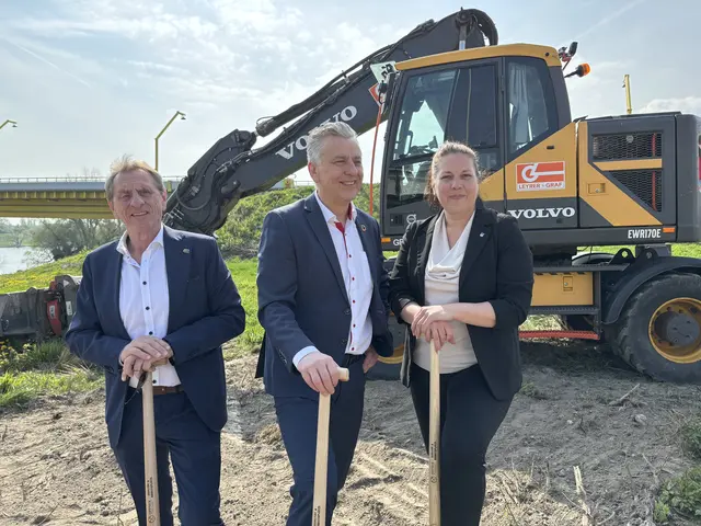 v. l.: Bezirksvorsteher-Stv. Floridsdorf Fischer (SPÖ), Klubvorsitz Donaustadt Taucher (SPÖ) und Bezirkschefin der Brigittenau Dubravac-Widholm (SPÖ)  | Foto: Michael Marbacher/MeinBezirk
