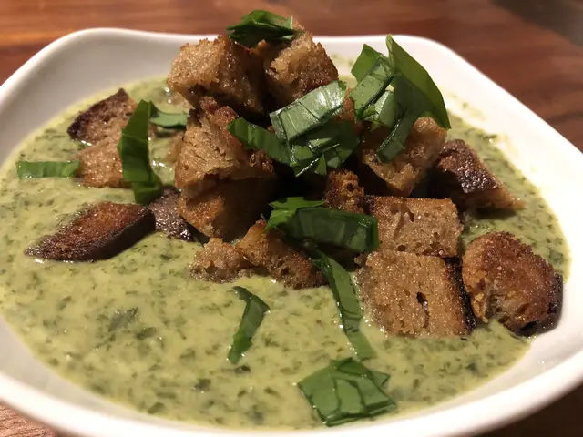 Bärlauchsuppe: der Raffinesse der Bärlauchsuppe sind keine Grenzen gesetzt. Man kann viel mit verschiedenen Gewürzen spielen. Zwiebeln mit Zucker, Salz, Pfeffer und Öl anrösten, mit einen Schuss Essig ablöschen. Bärlauch dazu, mit Milch, Süßrahm oder Suppe auffüllen, köcheln lassen und pürieren. | Foto: sm