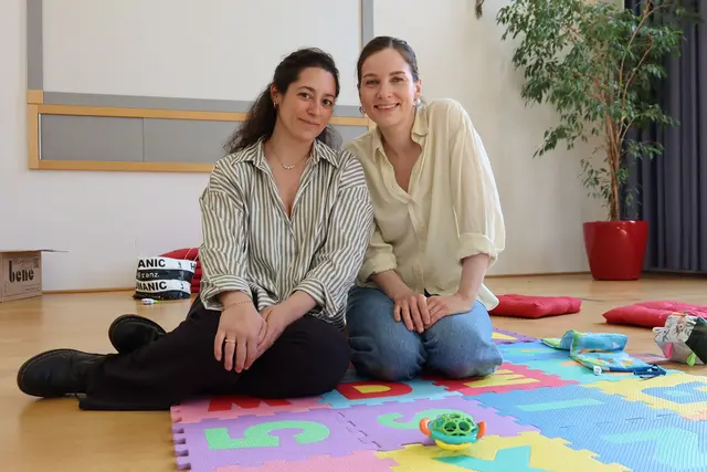 Ona Zama (li) und Isabella Pils haben das Baby-Café gegründet.  | Foto: Patricia Hillinger/MeinBezirk