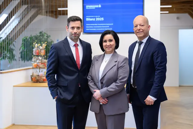 Vorstandsdirektor Manuel Molnar, Generaldirektorin Stefanie Christina Huber und Vorstandsdirektor Martin Punzenberger (v.l.).  | Foto: Sparkasse OÖ/fotokerschi.at