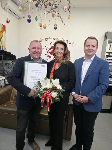 Johann Pirker (l.) und Michael Fischer mit der Friseurin Beate Müller | Foto: WKO DL
