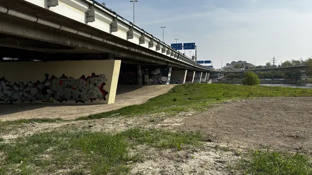 Die Baustelle befindet sich zwischen Steinitzsteg und Nordbrücke. | Foto: Andreas Pölzl/ MeinBezirk