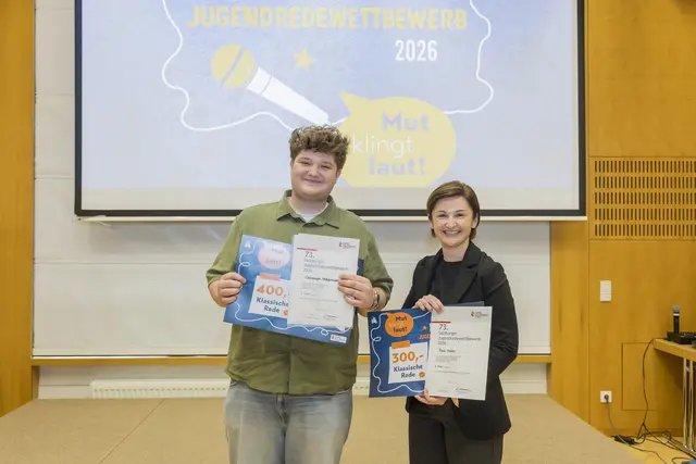 Landeshauptfrau-Stellvertreterin Marlene Svazek mit dem Sieger der Klassischen Rede (Berufsschulen): 1. Platz: Christoph Mittermaier (Landesberufsschule Tamsweg, „Schutz für jene, die uns schützen") | Foto: Land Salzburg/Neumayr/Leopold