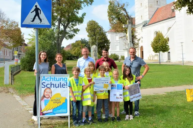 Projekt aus 2022: Corinna Schoinz (Kimamodellregion Retzer Land), Susanne Zlöbl (Schulleitung VS Retz), Bürgermeister Stefan Lang, Christoph Weber (NÖ.Regional), Thomas Heidenreich (Stadtgemeinde Retz)  | Foto: NÖ.Regional/Weber