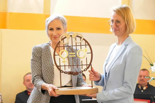 Maria Lalics übergab ein Geschenk an Bundesministerin Anna Sporrer, welches die Gleichheit der Geschlechter in der Justiz verdeutlichen soll. | Foto: Katharina Schrefl