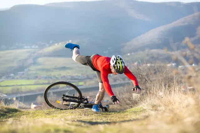 Ein 42-jähriger Mountainbiker stürzte in der Nacht auf Donnerstag betrunken mehrere Meter in das Bachbett der Kundler Ache und musste von Einsatzkräften geborgen werden. | Foto: smarterpix (Symbolbild)