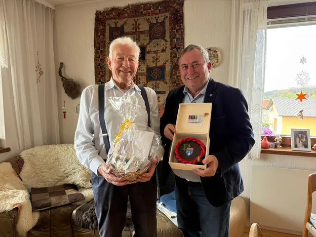 Geburtstagskind Manfred Kießling mit Gratulant Bernhard Karnthaler. | Foto: Marktgemeinde Lanzenkirchen