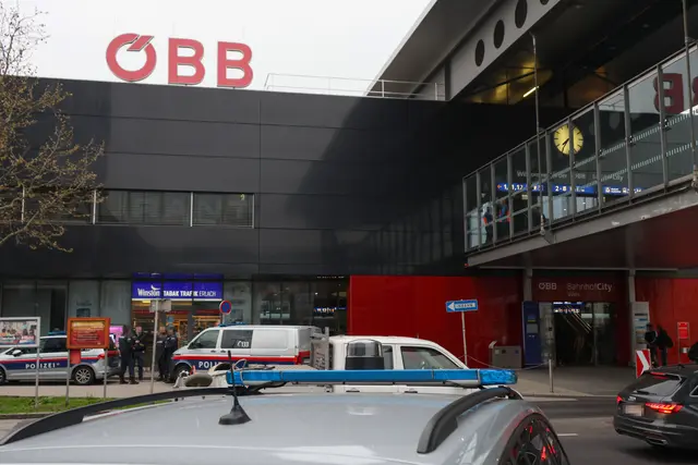 Aufgrund einer Drohung wurde der Welser Hauptbahnhof durch ein Großaufgebot der Polizei am 16. April komplett geräumt. | Foto: laumat.at