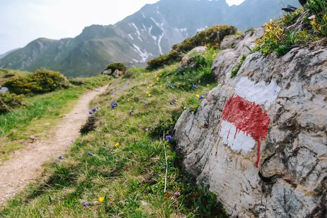 Wegmarkierung am Wanderweg zur Franz-Fischer Hütte – sorgfältig gepflegt vom Alpenverein Obergailtal-Lesachtal und wichtig für eine sichere Orientierung im alpinen Gelände. | Foto: Alpenverein Obergailtal Lesachtal