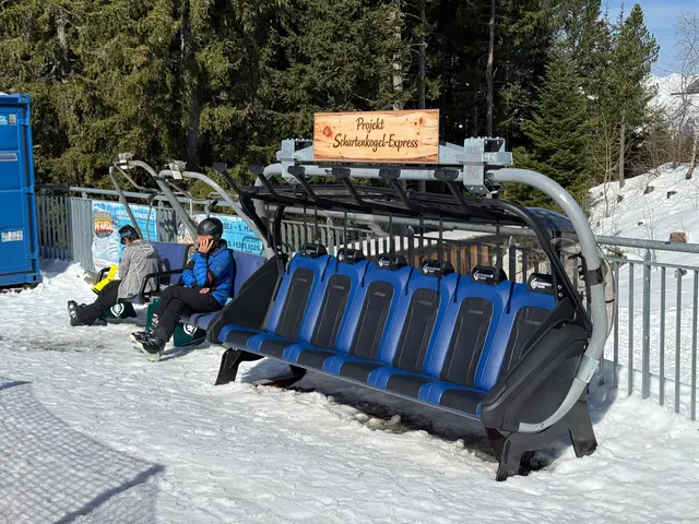 Vielleicht heuer schon am Glungezer im Betrieb: Der neue Sessellift der Firma Leitner, ist mit Sitzheizung und Wetterschutzhaube ausgestattet. | Foto: ZOOM.TIROL