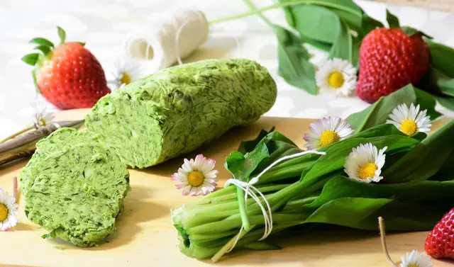 Bitte nicht mit Erdbeeren kombinieren, aber auf Brot oder einem Steak schmeckt selbstgemachte Bärlauchbutter ganz hervorragend.  | Foto: pixabay / RitaE