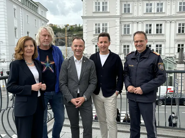Stellten das Programm zu den Residenzplatzkonzerten vor: v.l: Waltraud Langer (Landesdirektorin ORF Salzburg), Ewald Tatar (Barracuda Music), Bürgermeister Bernhard Auinger, Thomas Semmler (Semtainment-GF), Bernhard Rausch (Landespolizeidirektor Salzburg) | Foto: Lisa Gold 