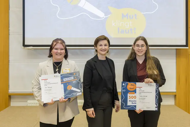 Landeshauptfrau-Stellvertreterin Marlene Svazek mit den Siegerinnen der Klassischen Rede (Polytechnische Schulen) v.l.: 1. Platz: Zoe Palfinger (Polytechnische Schule Taxenbach, „Bis Gras darüber wächst") und 2. Platz: Tamara Innerhofer (Polytechnische Schule Taxenbach, „Mein Körper hört jedes Wort") | Foto: Land Salzburg/Neumayr/Leopold