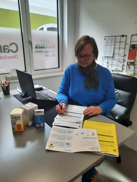 Die Sozial- und Energiesparberaterin hilft bei Anträgen, gibt praktische Energiespartipps und organisiert den Gerätetausch. | Foto: Caritas