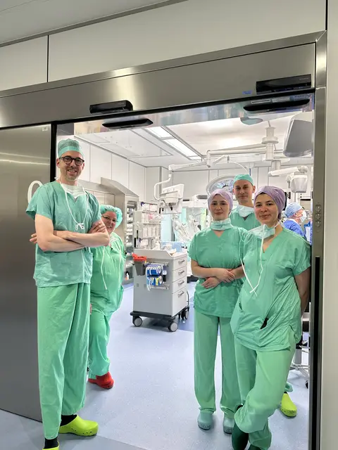 Der Vorstand Abteilung für Chirurgie Matthias Paireder (l.) und das Team des Göttlicher Heiland Krankenhaus freuen sich über die 200. Operation unter Einsatz des Roboters.  | Foto: Göttlicher Heiland Krankenhaus