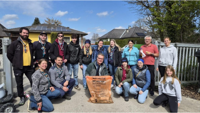 Viele Helfer sammeln Müll und setzen starkes Zeichen