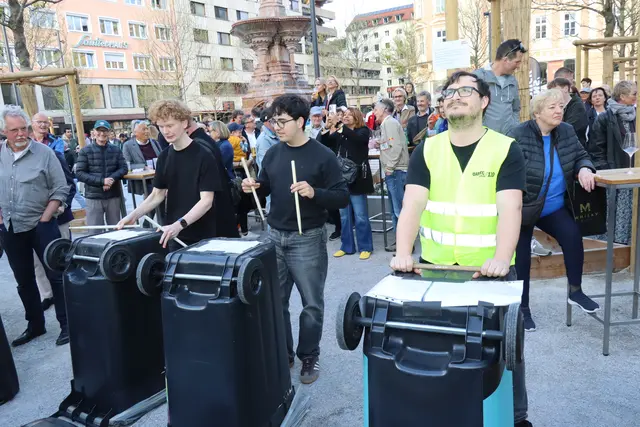 Street Percussion Ensemble nutzt Alltagsgegenstände als rhythmische Instrumente bei der Eröffnungsshow. | Foto: Kendlbacher