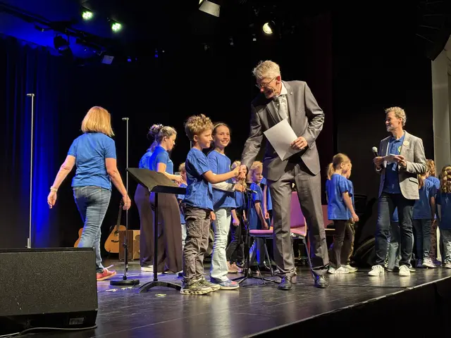 Bei der Überreichnung der Urkunden. | Foto: Victoria Edlinger