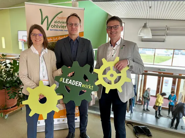 Verena Manhart mit Markus Hengstschläger und "Leader"-Obmann Franz Linsbauer. | Foto: Markus Kahrer